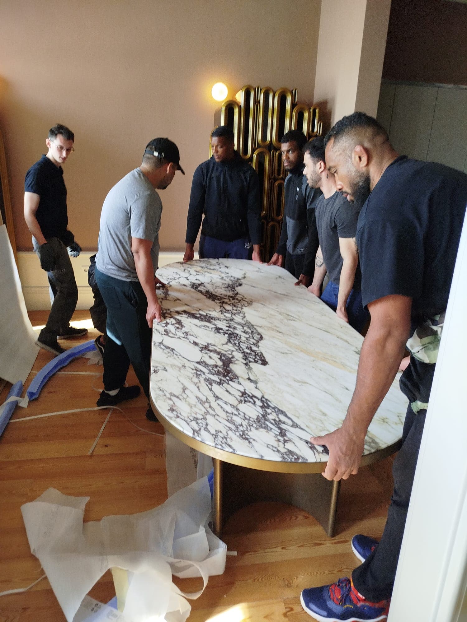 Equipa GS a transportar mesa de mármore